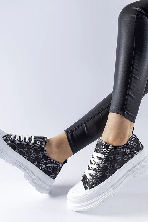 Sorte sneakers dekoreret med... Sorte sneakers dekoreret med...