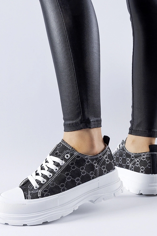 Sorte sneakers dekoreret med... Sorte sneakers dekoreret med...