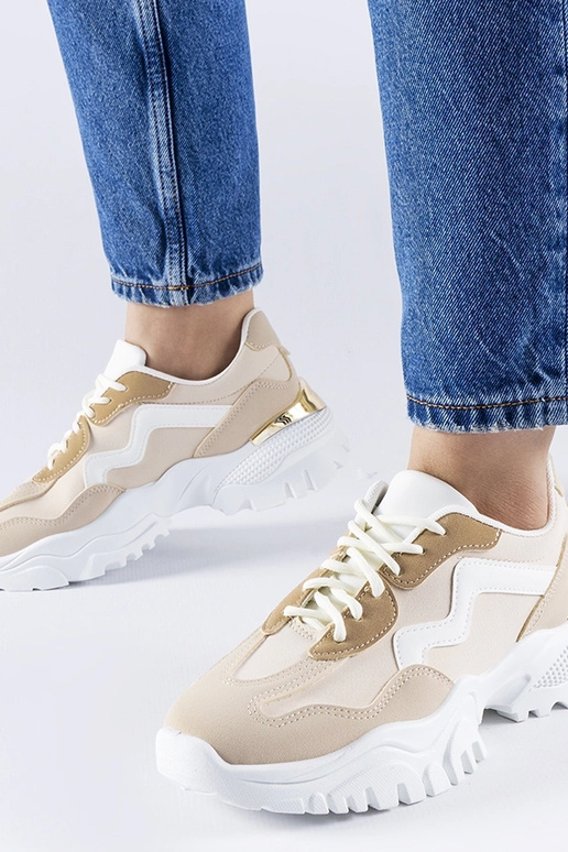 Beige sneakers met een zware zool...