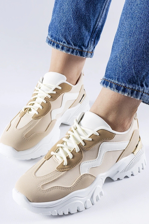 Beige sneakers met een zware zool...