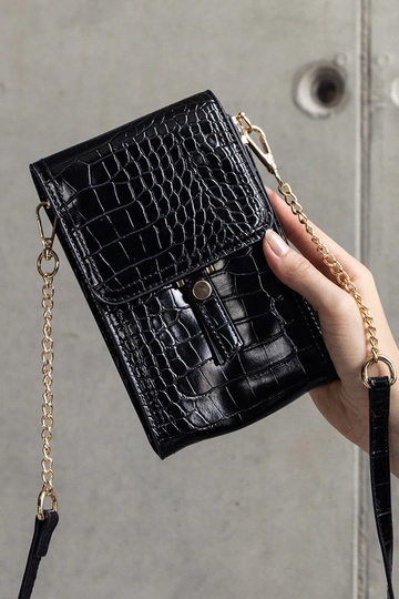 Sort taske dekoreret med...