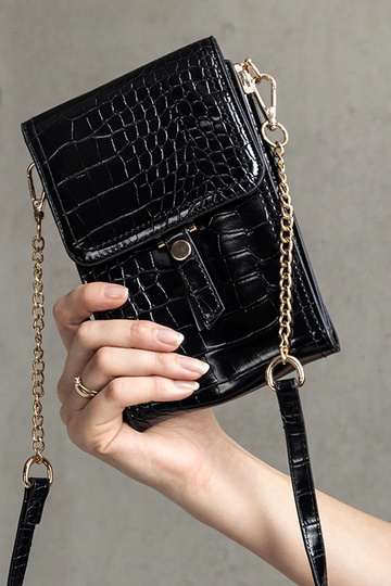 Sort taske dekoreret med... 2