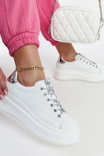 Hvide sneakers på...