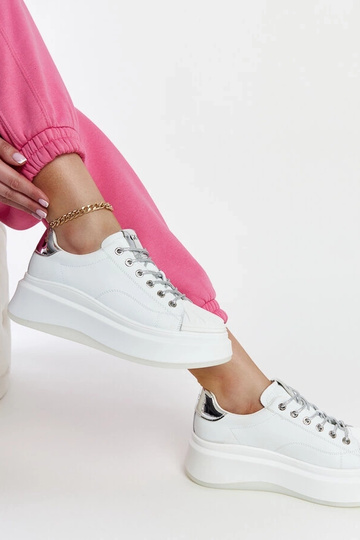 Hvide sneakers på... 2