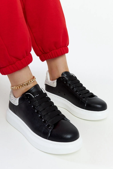 Sorte sneakers på...