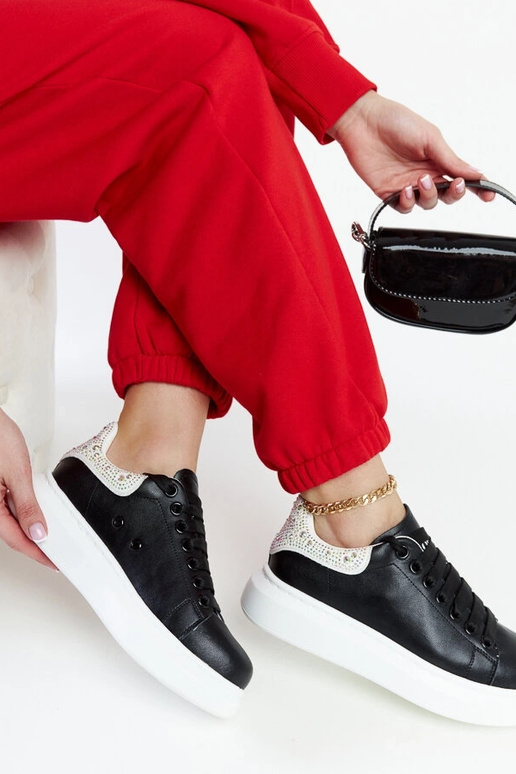 Sorte sneakers på platformen GOE...