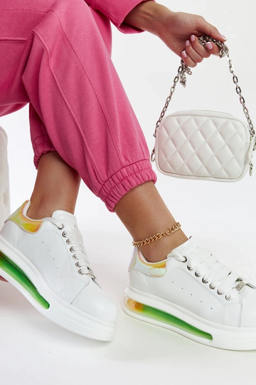 Hvide sneakers på platformen GOE NN2N4029 2