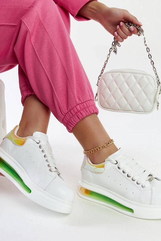 Hvide sneakers på platformen GOE...