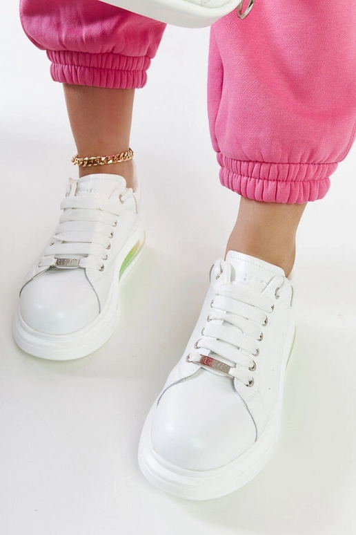 Hvide sneakers på platformen GOE...