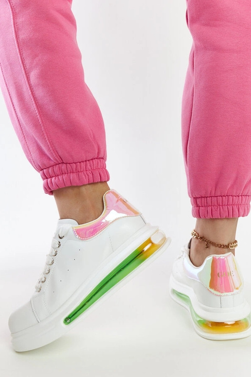 Hvide sneakers på platformen GOE...