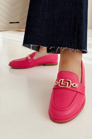 Pink loafers dekoreret med en Kuens-kæde