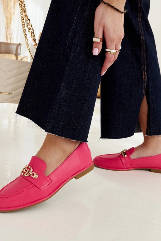 Pink loafers dekoreret med en Kuens-kæde