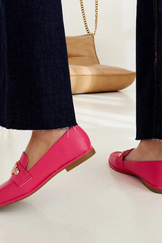 Pink loafers dekoreret med en Kuens-kæde