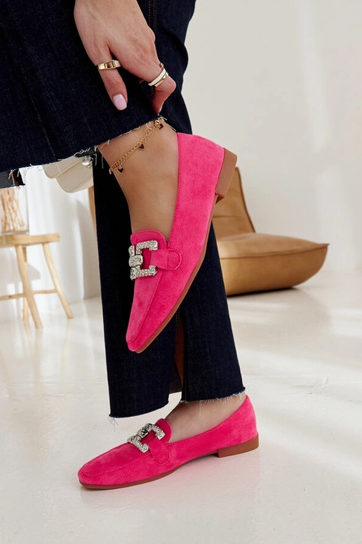 Pink loafers dekoreret med en Kuens-kæde