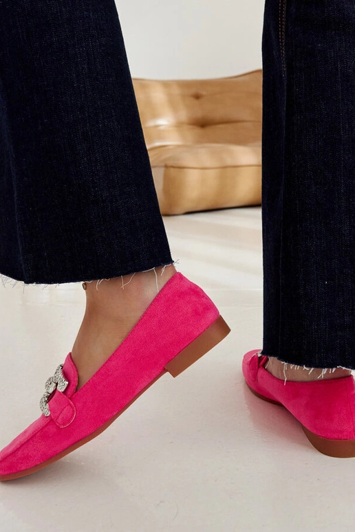 Pink loafers dekoreret med en Kuens-kæde
