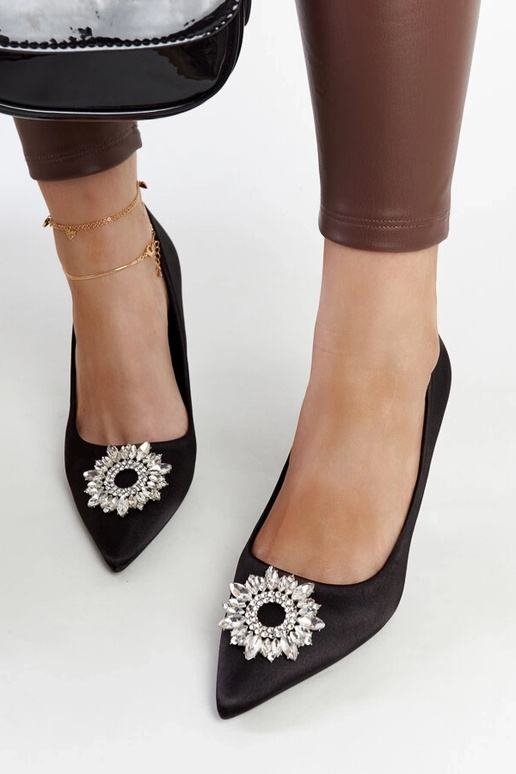 Sorte satin-finish stiletter med... Sorte satin-finish stiletter med...