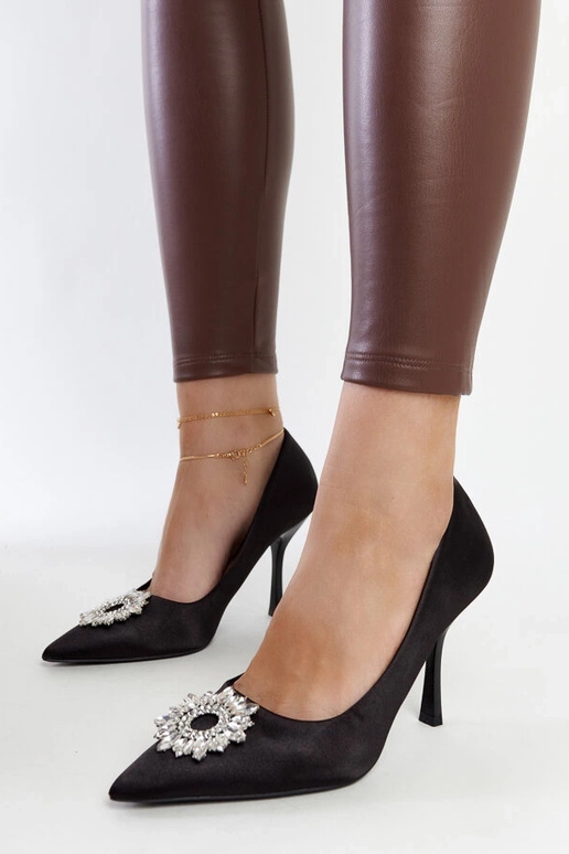 Sorte satin-finish stiletter med... Sorte satin-finish stiletter med...