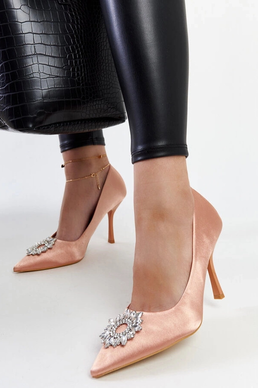 Beige satinerede stiletter med... Beige satinerede stiletter med...