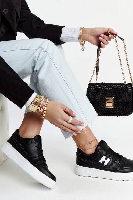 Sorte sneakers på en hvid platform... Sorte sneakers på en hvid platform...