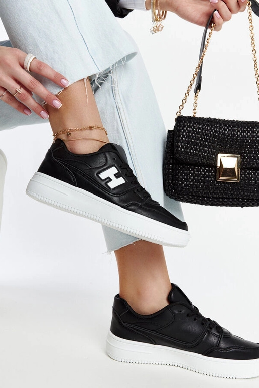 Sorte sneakers på en hvid platform... Sorte sneakers på en hvid platform...