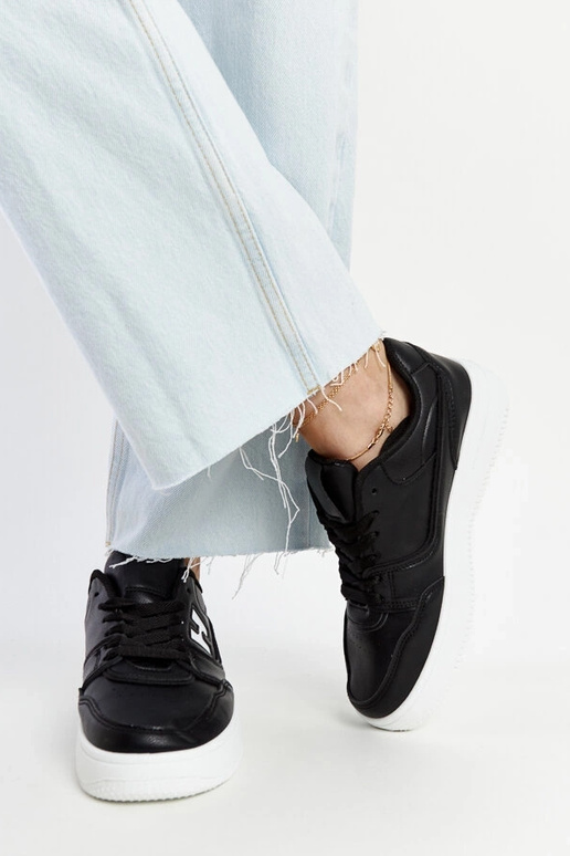 Sorte sneakers på en hvid platform... Sorte sneakers på en hvid platform...