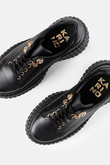 Zwarte leren sneakers op een plateau Karino 2