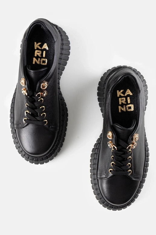 Zwarte leren sneakers op een plateau... Zwarte leren sneakers op een plateau...