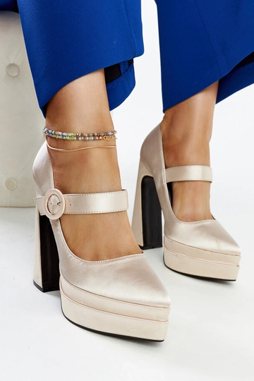 Lys beige pumps med en høj...