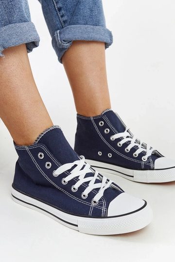 Marineblå high top sneakers...