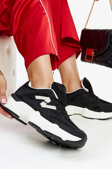 Sorte sneakers med massiv Gergely-sål 2