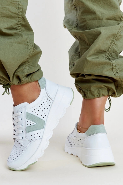 Witte leren geperforeerde sneakers...