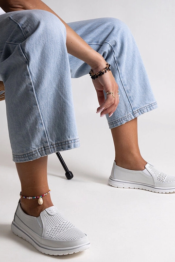 Lichtgrijze leren...