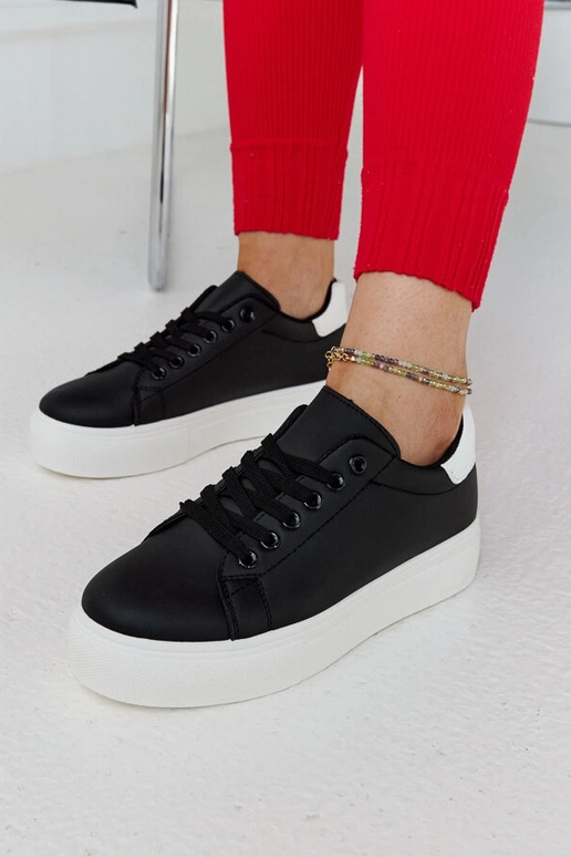 Sorte og hvide sneakers med en tyk...