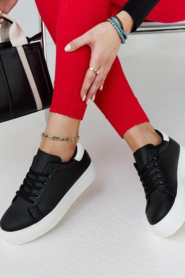 Sorte og hvide sneakers med en tyk Ruta sål 2