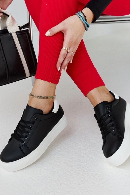 Sorte og hvide sneakers med en tyk...