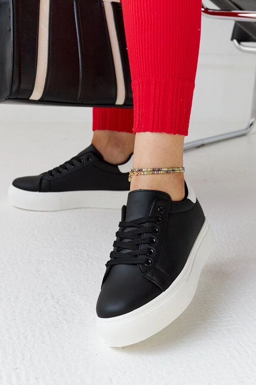 Sorte og hvide sneakers med en tyk...