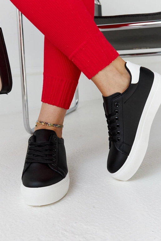 Sorte og hvide sneakers med en tyk...