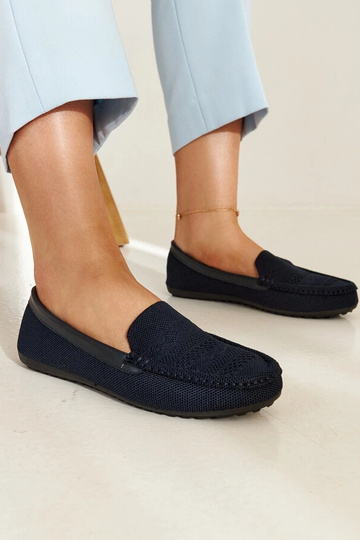 Marineblå stof loafers...