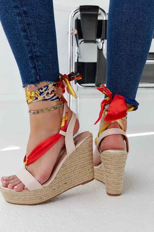 Beige kile-sandaler med snøre fra Aziza