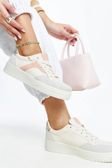 Hvide sneakers på Walda platformen
