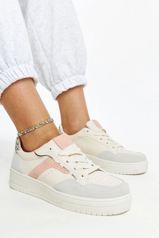 Hvide sneakers på Walda platformen