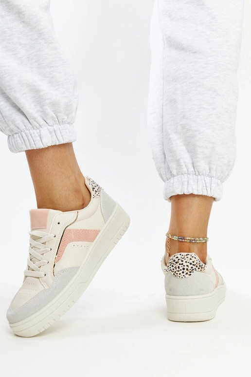 Hvide sneakers på Walda platformen