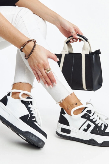 Sorte og hvide sneakers med...