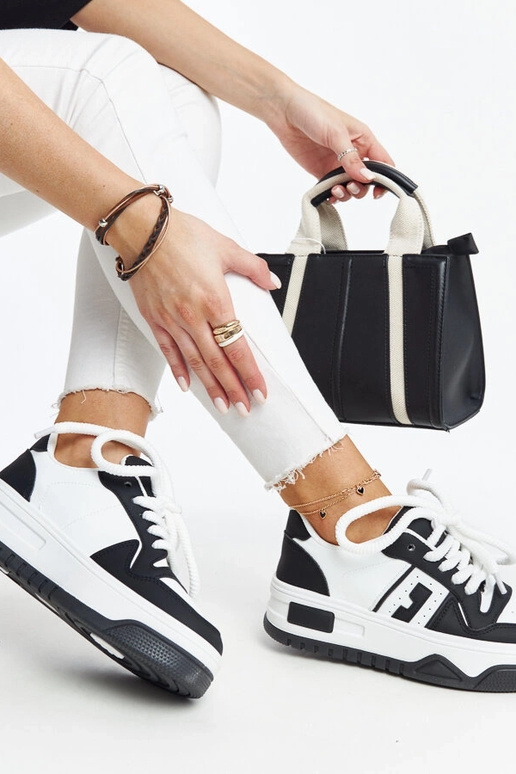Sorte og hvide sneakers med en tyk...