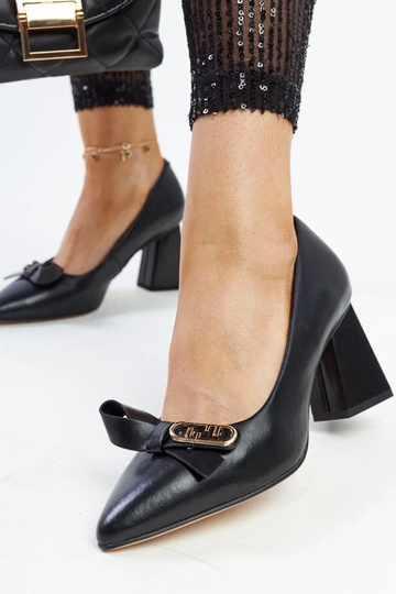 Zwarte leren pumps op een...