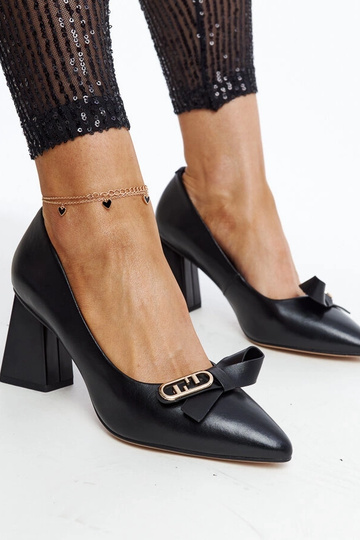 Zwarte leren pumps op een... 2