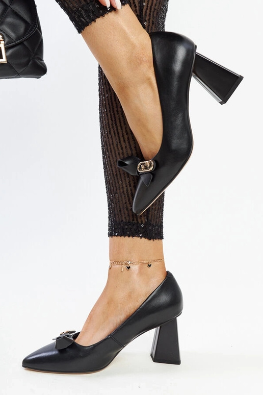 Zwarte leren pumps op een blokhak...