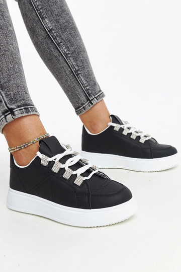 Sorte sneakers med en tyk...