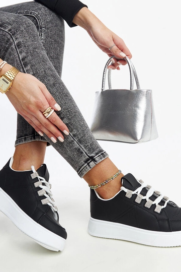 Sorte sneakers med en tyk... 2