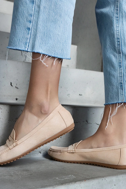 Zandkleurige mocassins van kunstsuede...